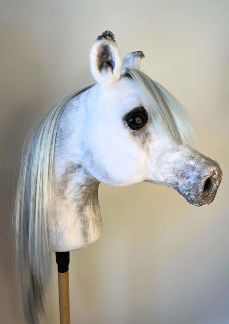 REALISTIC HOBBY HORSE – WHITE/WHITE MANE