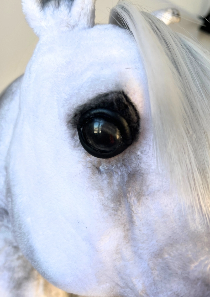 REALISTIC HOBBY HORSE – WHITE/WHITE MANE