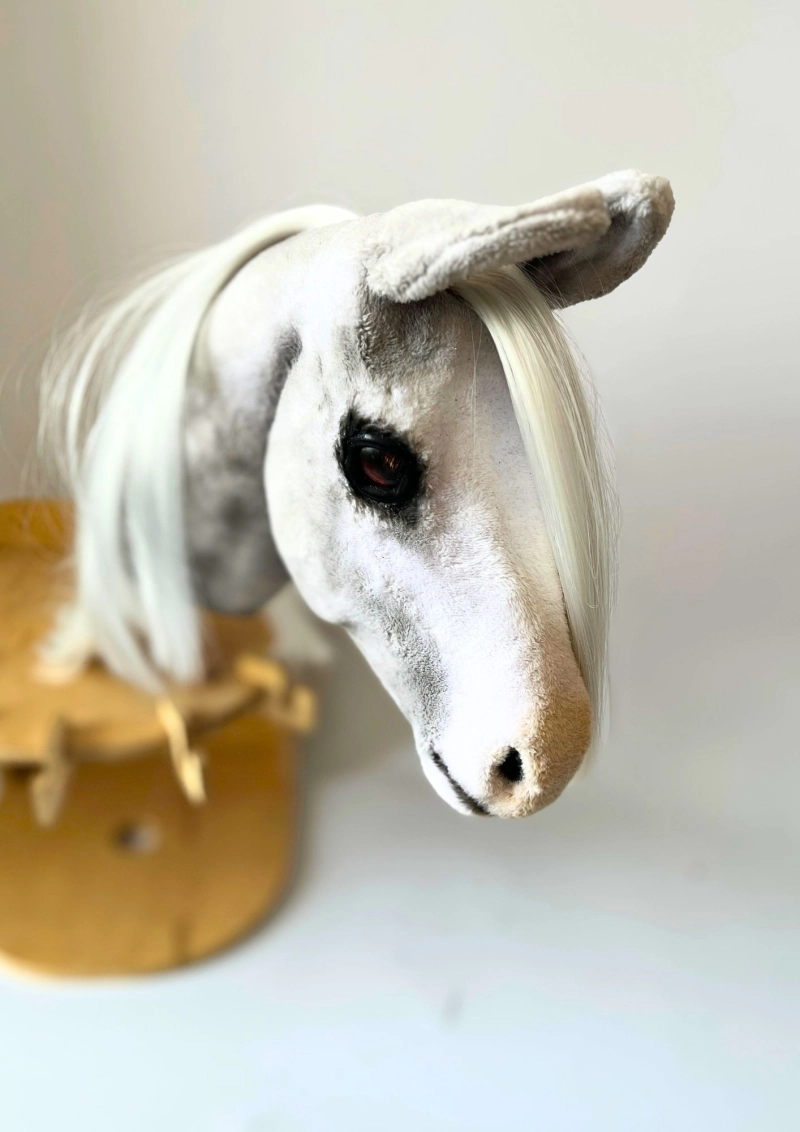 REALISTIC HOBBY HORSE – WHITE/WHITE MANE