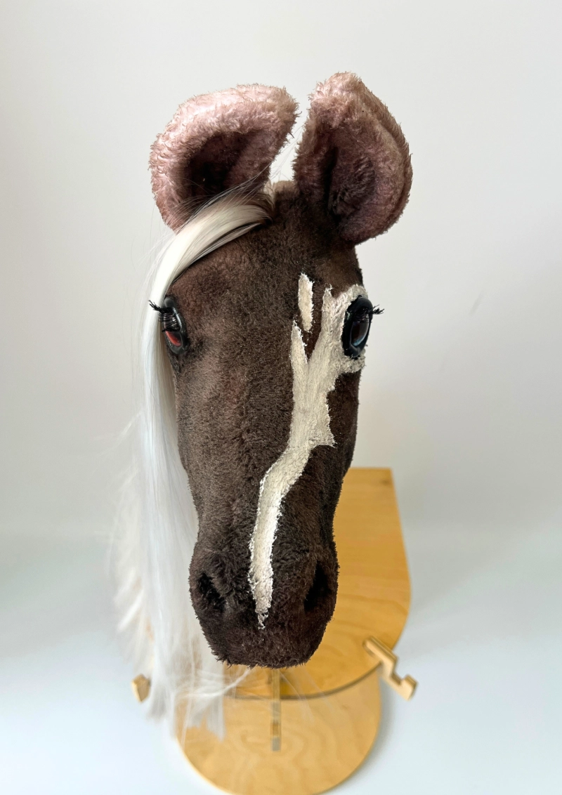 REALISTIC HOBBY HORSE – WHITE/WHITE MANE