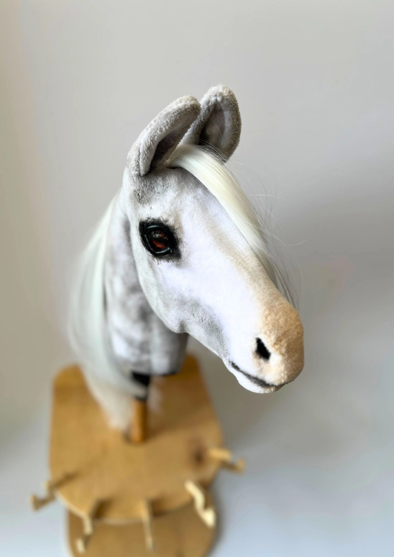 REALISTIC HOBBY HORSE – WHITE/WHITE MANE