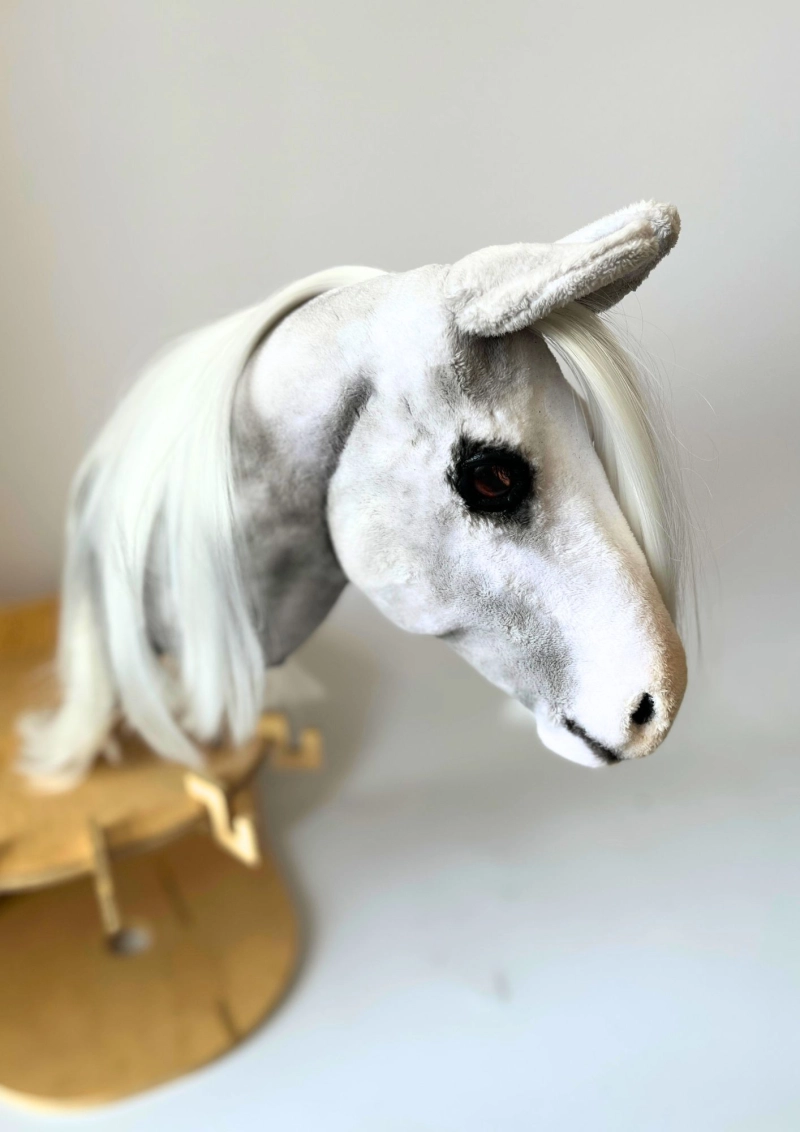 REALISTIC HOBBY HORSE – WHITE/WHITE MANE