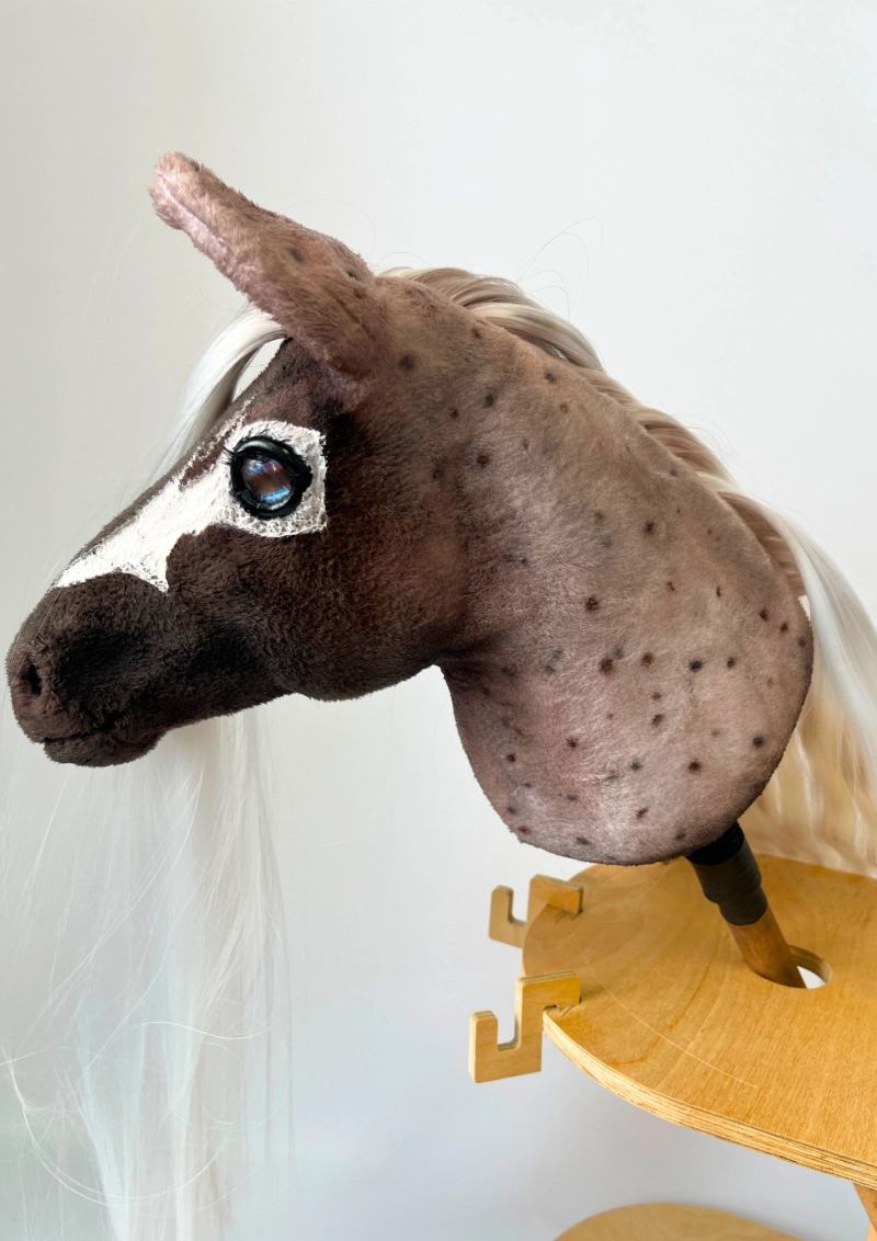REALISTIC HOBBY HORSE – WHITE/WHITE MANE