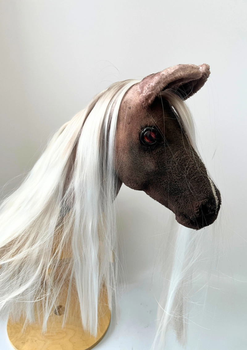 REALISTIC HOBBY HORSE – WHITE/WHITE MANE