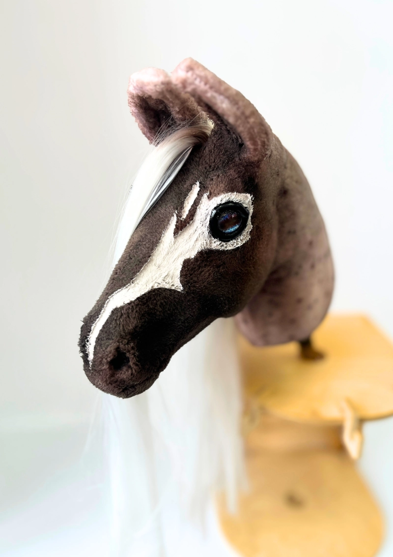REALISTIC HOBBY HORSE – WHITE/WHITE MANE