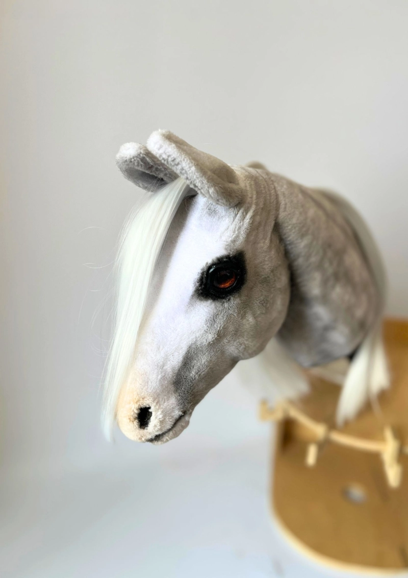 REALISTIC HOBBY HORSE – WHITE/WHITE MANE