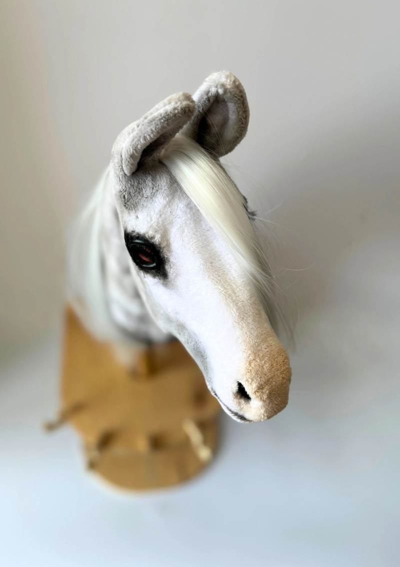 REALISTIC HOBBY HORSE – WHITE/WHITE MANE