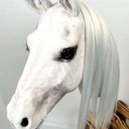 REALISTIC HOBBY HORSE – WHITE/WHITE MANE