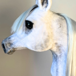 REALISTIC HOBBY HORSE – WHITE/WHITE MANE